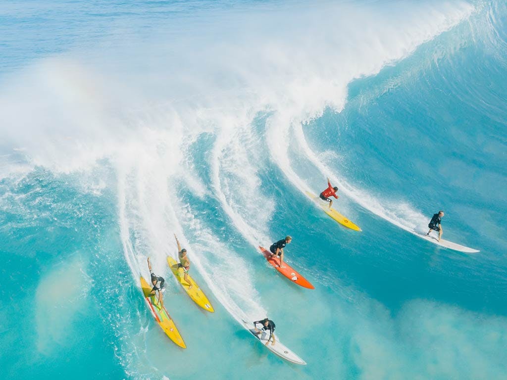 personas-surfeando-en-hawai